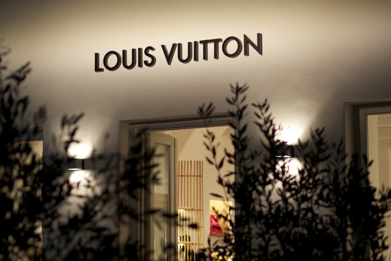 a po taken of the outside of louis vutton's store