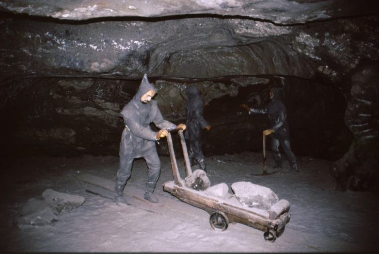 there are many people in the caves with luggage