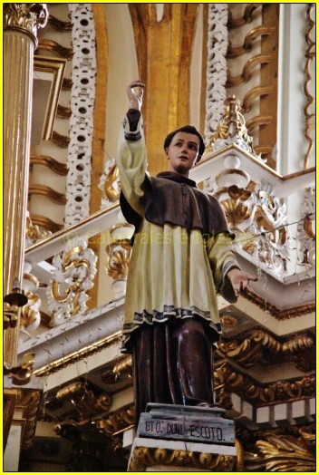 a statue holding the hand up and raising his finger
