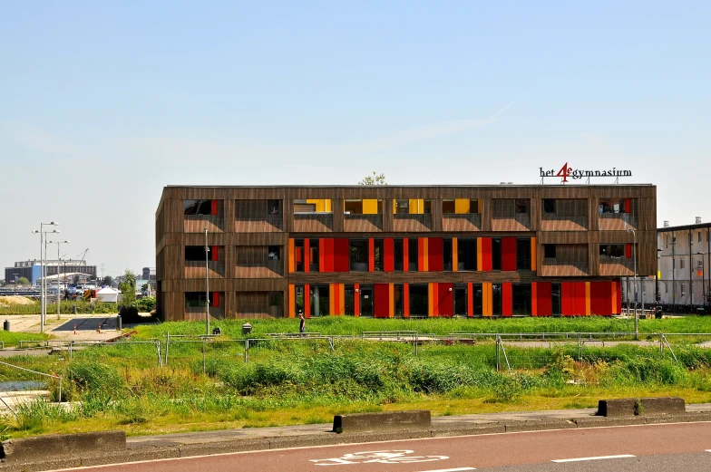 a large building that has multiple windows on it