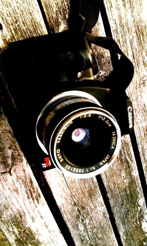 an old camera is on a bench with the flash light reflected off