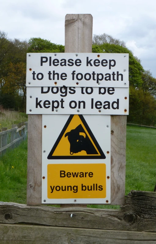 a sign saying please keep to the footpath dogs to be kept on lead