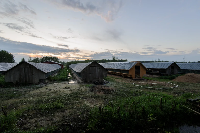 a bunch of small buildings sitting in a yard