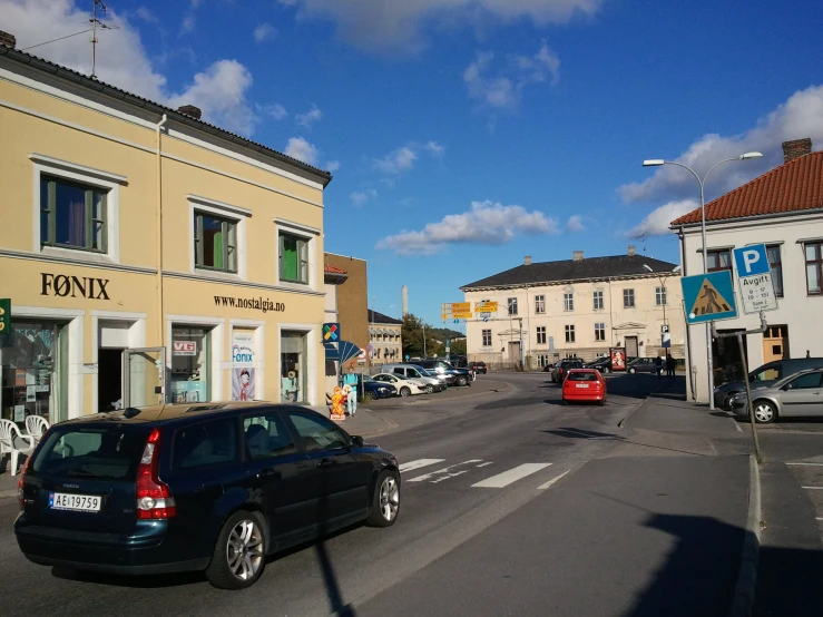 a road has a line of cars stopped to pick up passengers