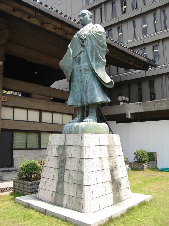 a statue is shown in front of a building