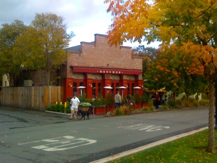 a building sits in the middle of a neighborhood