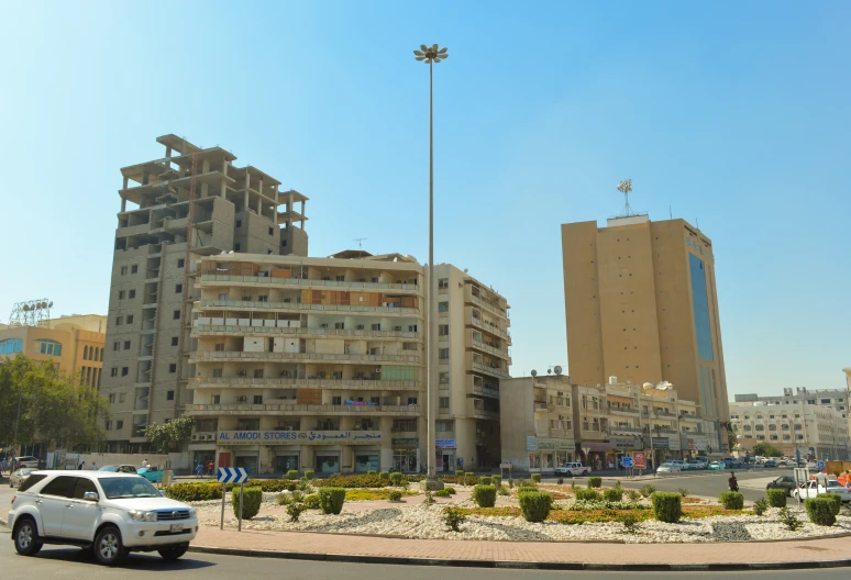 an apartment building, several cars are parked in a circle