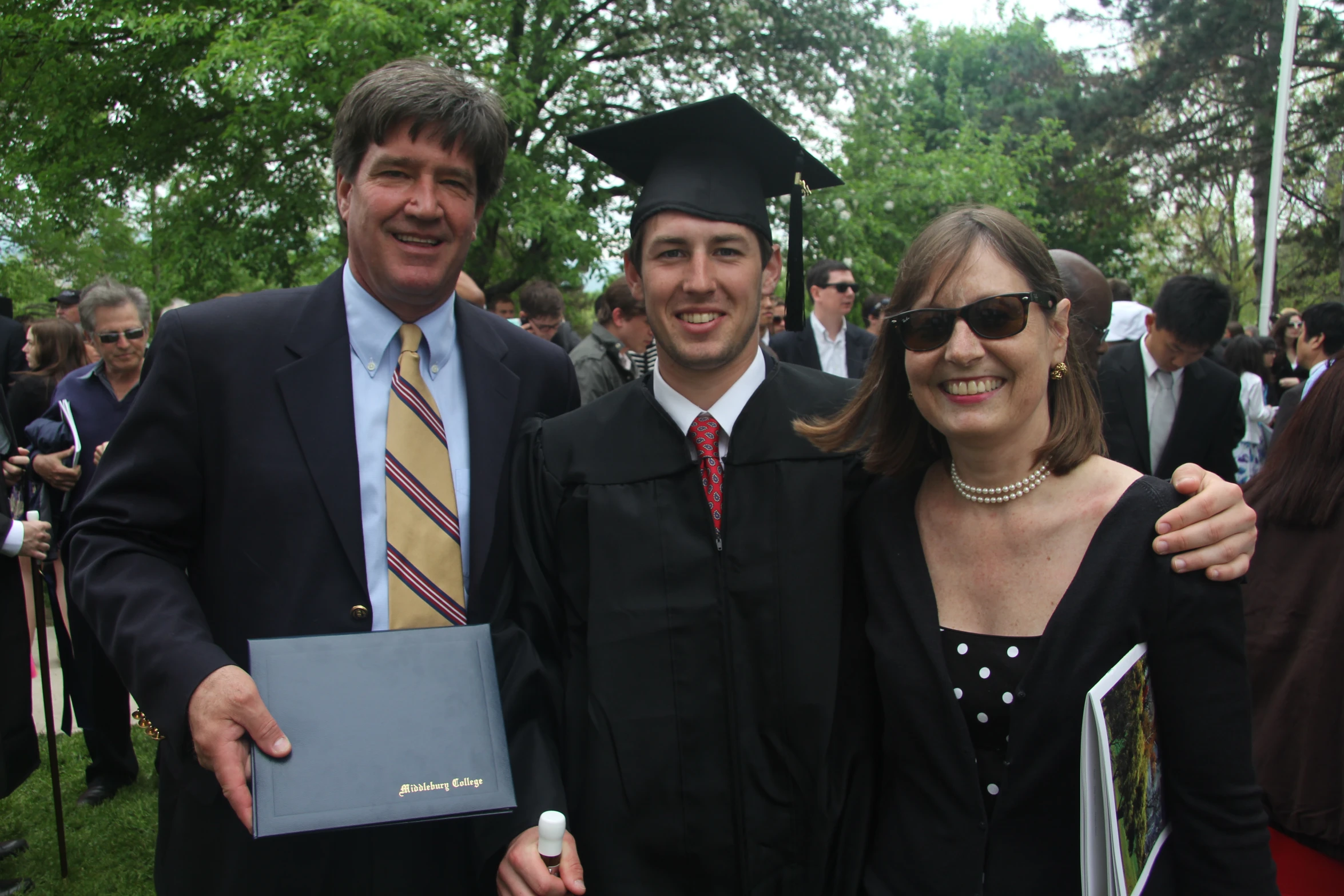 the three students are standing next to each other