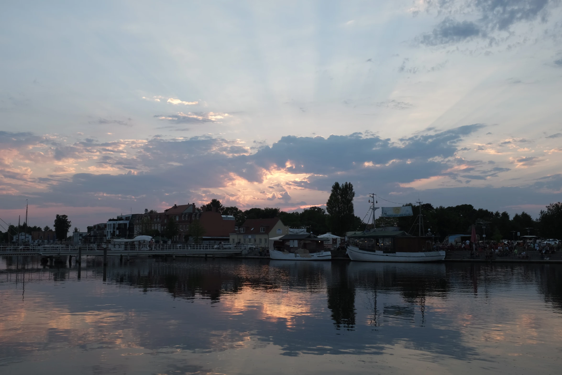 a beautiful view of some very pretty buildings by the water