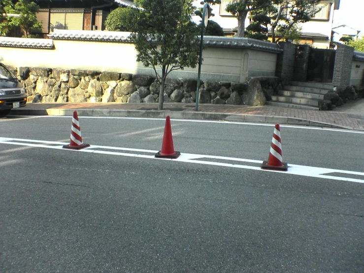 a street scene with the cars coming to the corner