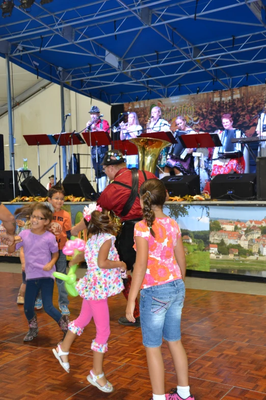 young children are playing with their teacher at an event