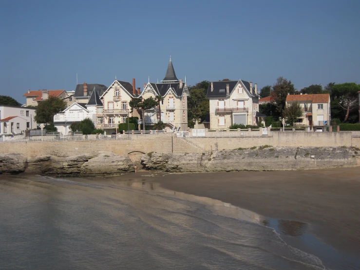 the houses are very nice along the waterfront