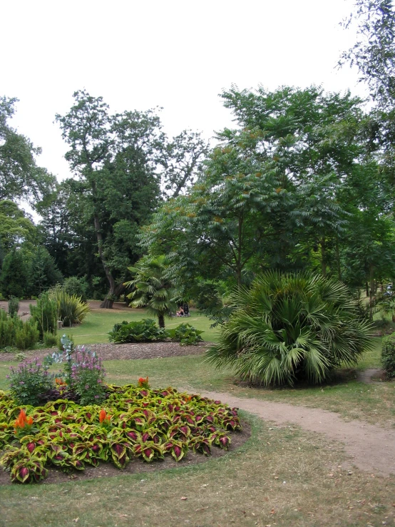 a circular garden area in a park with flower bed