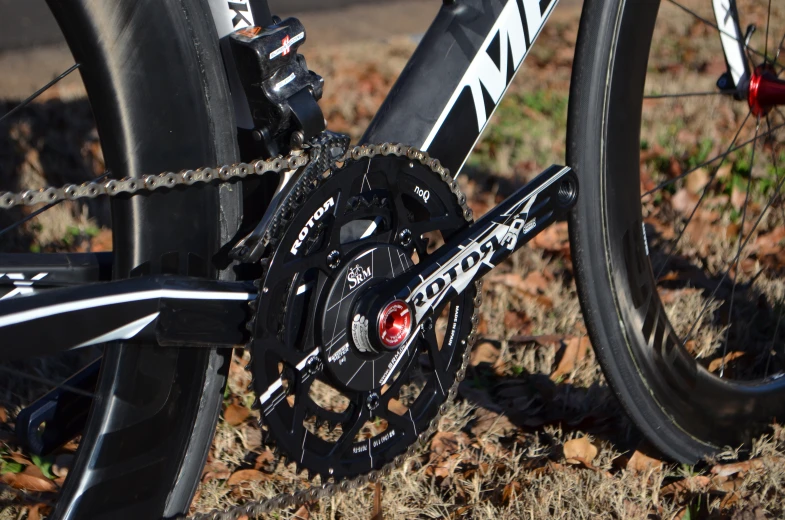 a close up po of an external gear on a bike