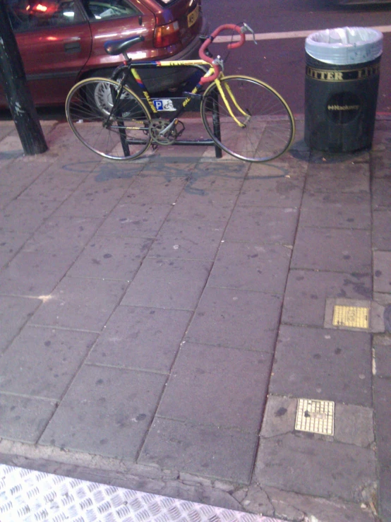 a bicycle leaned against the corner of a city street