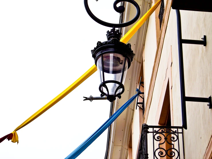 a light that is sitting on the side of a building