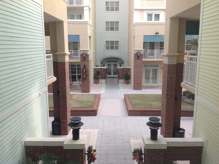 an exterior courtyard at the enclave of college station apartments in fort worth, florida