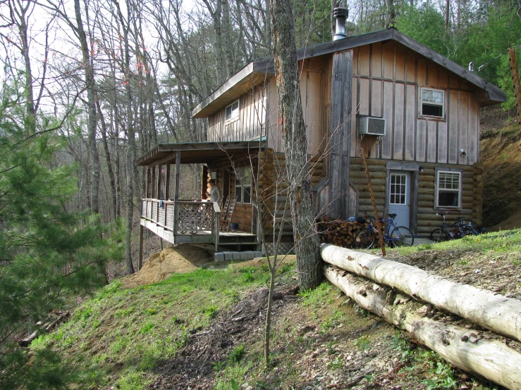 a small cabin in the middle of the woods