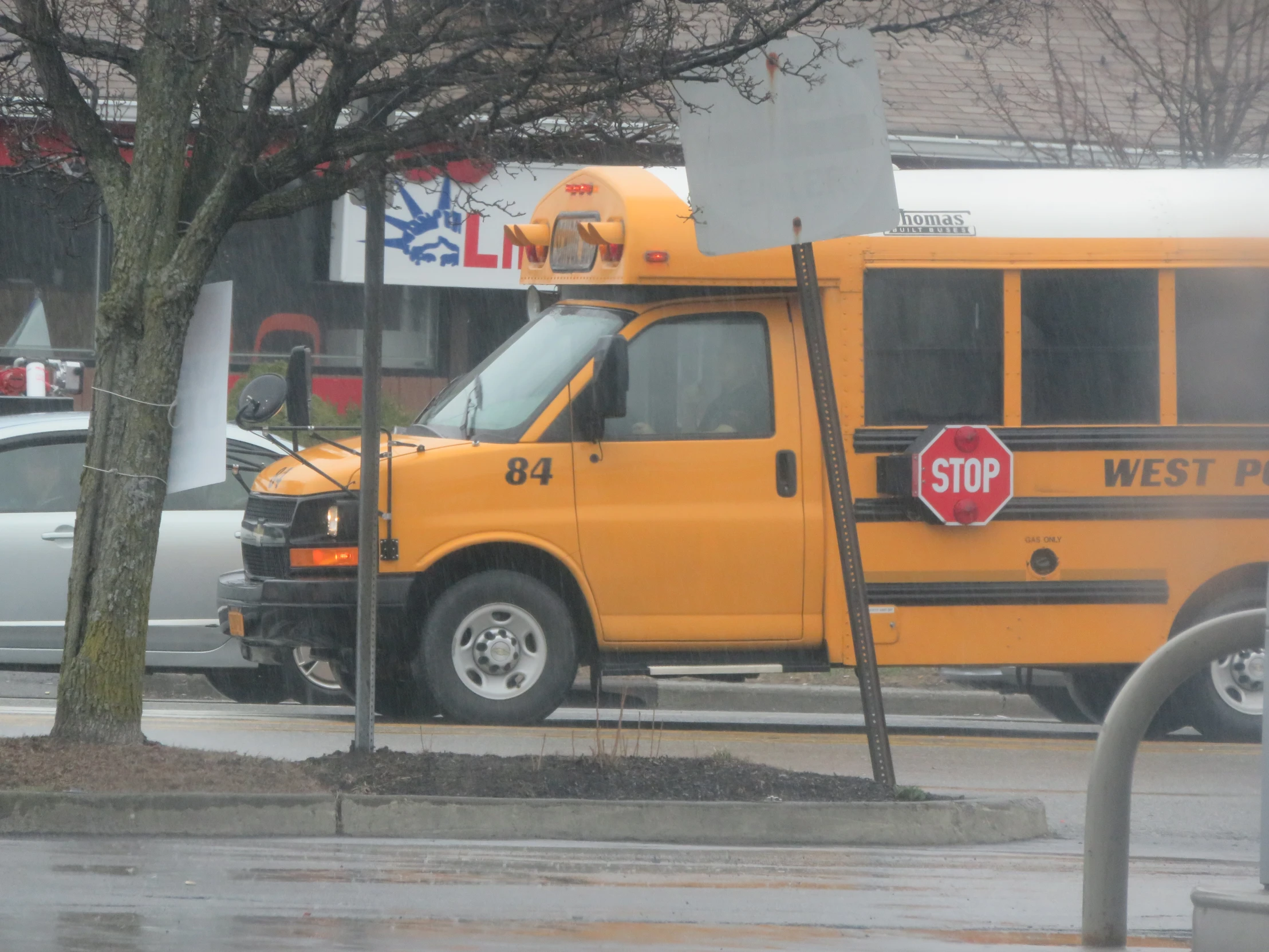 there are two yellow school buses parked on the street