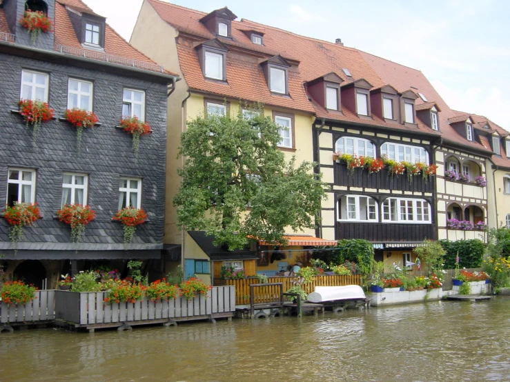 a river runs next to several buildings along side each other