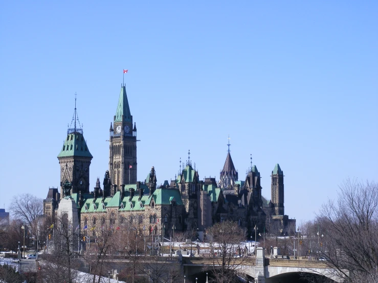 a very large building with a tower that is in a city