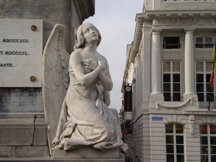 a statue on the corner of a city street