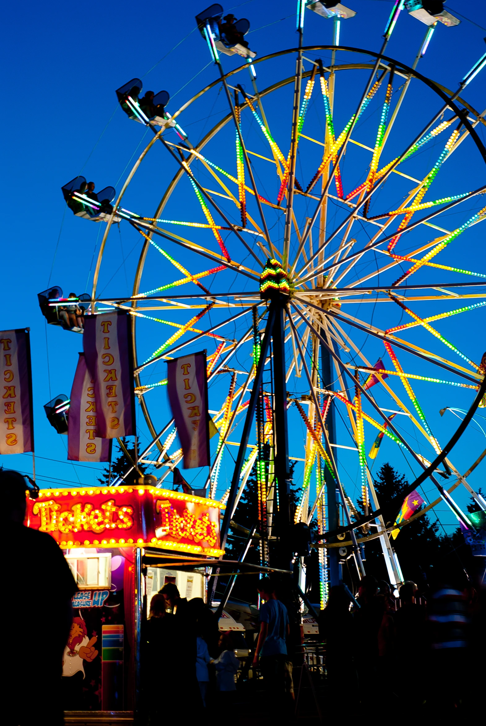 an amut park ride at night with the lights on