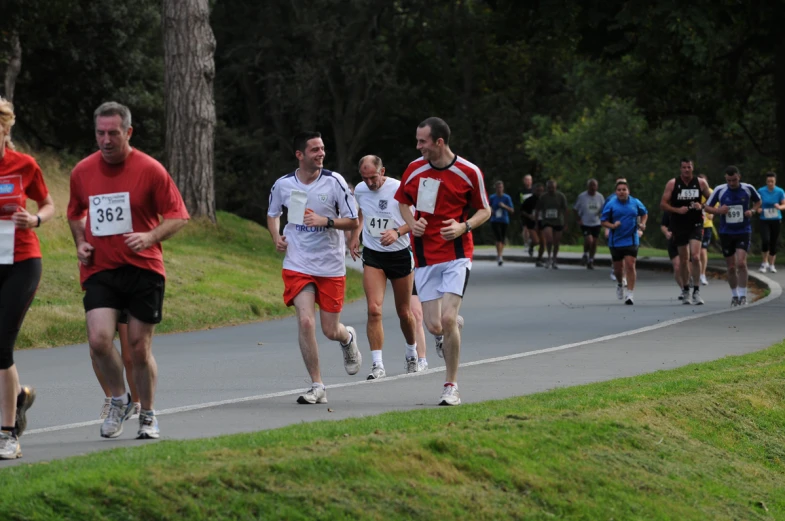 people are running in a marathon on the street