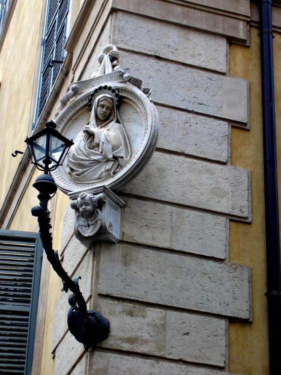 an architectural statue is on the side of a building