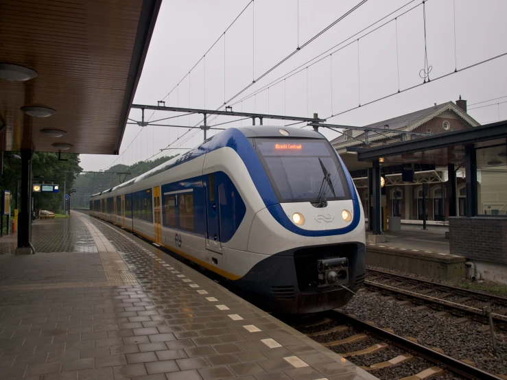 a train is stopped at a station near an empty platform