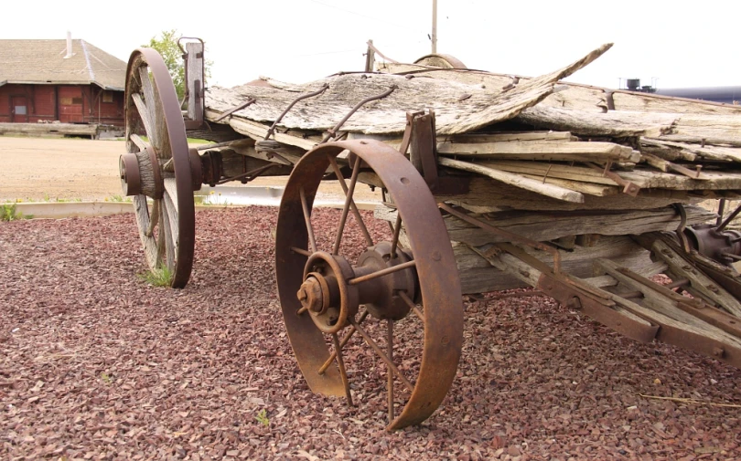the wheel of an old wooden wagon is shown