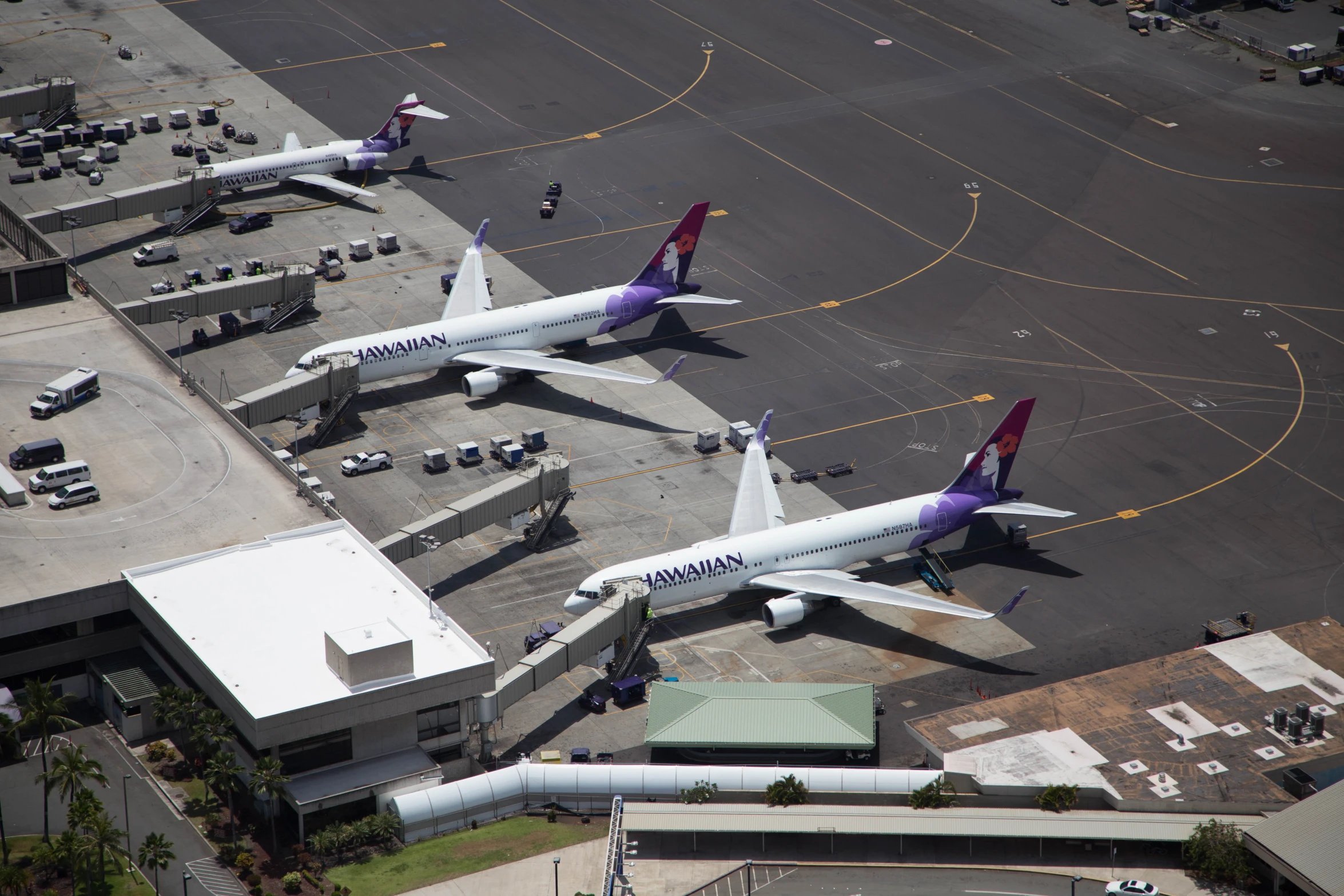 there are two airplanes sitting at the airport