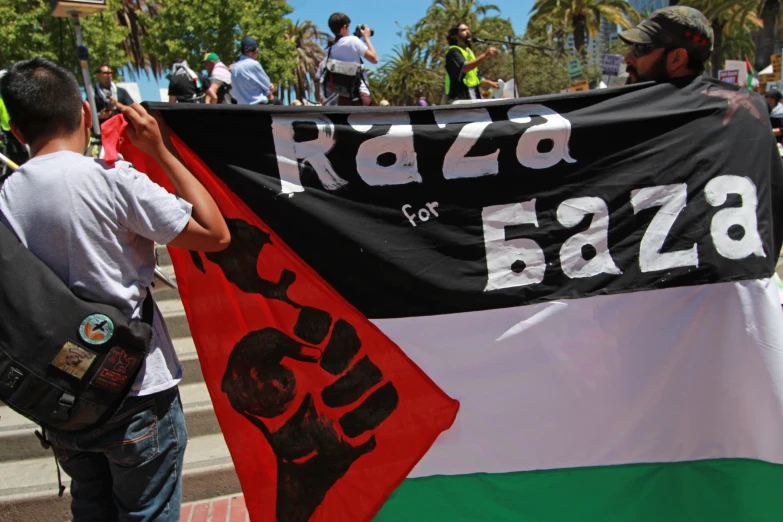 a man holding up a flag that says rada for iraq