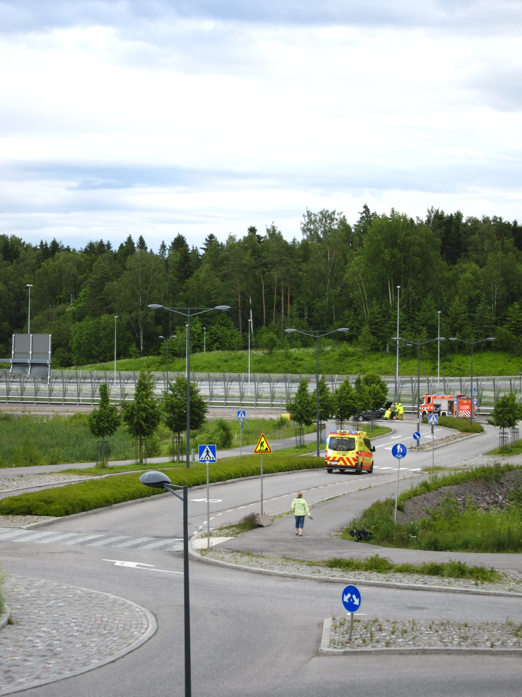 there is a traffic light that is in this street