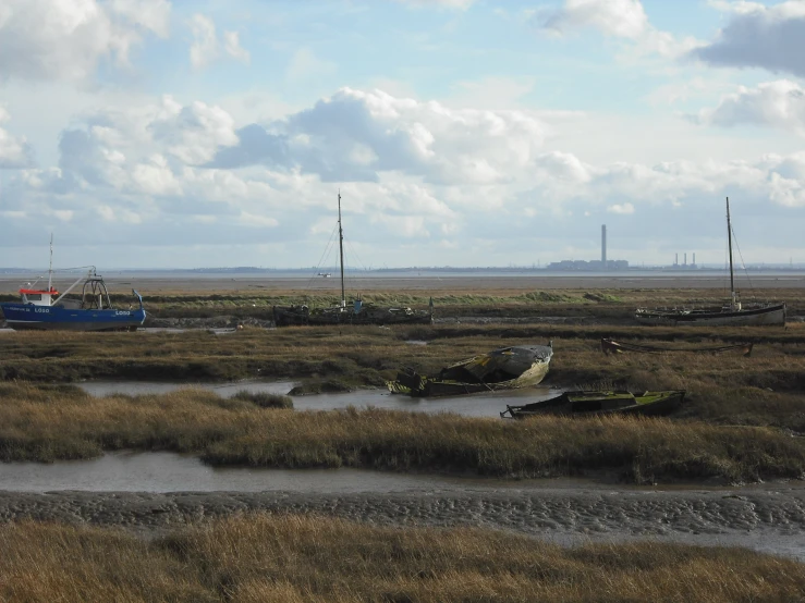 boats are left on the ground during low tide