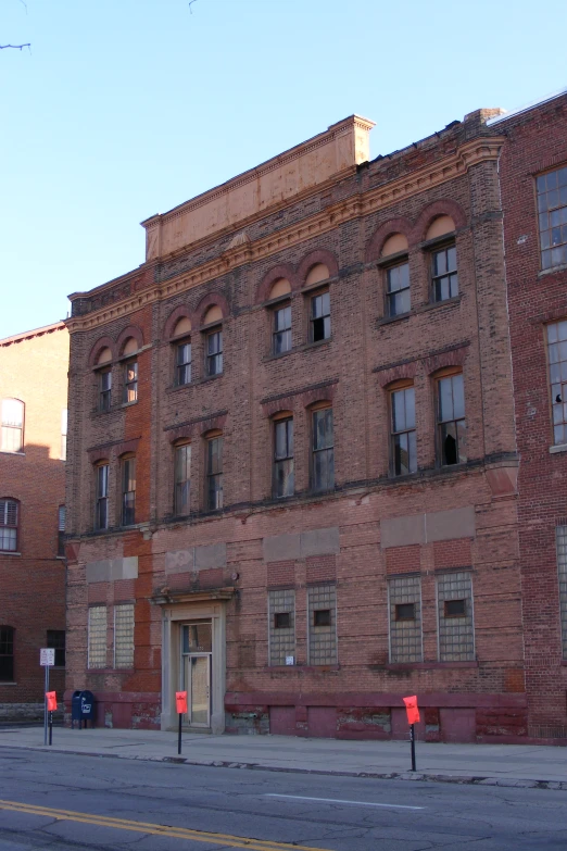 a building with windows that are next to the street