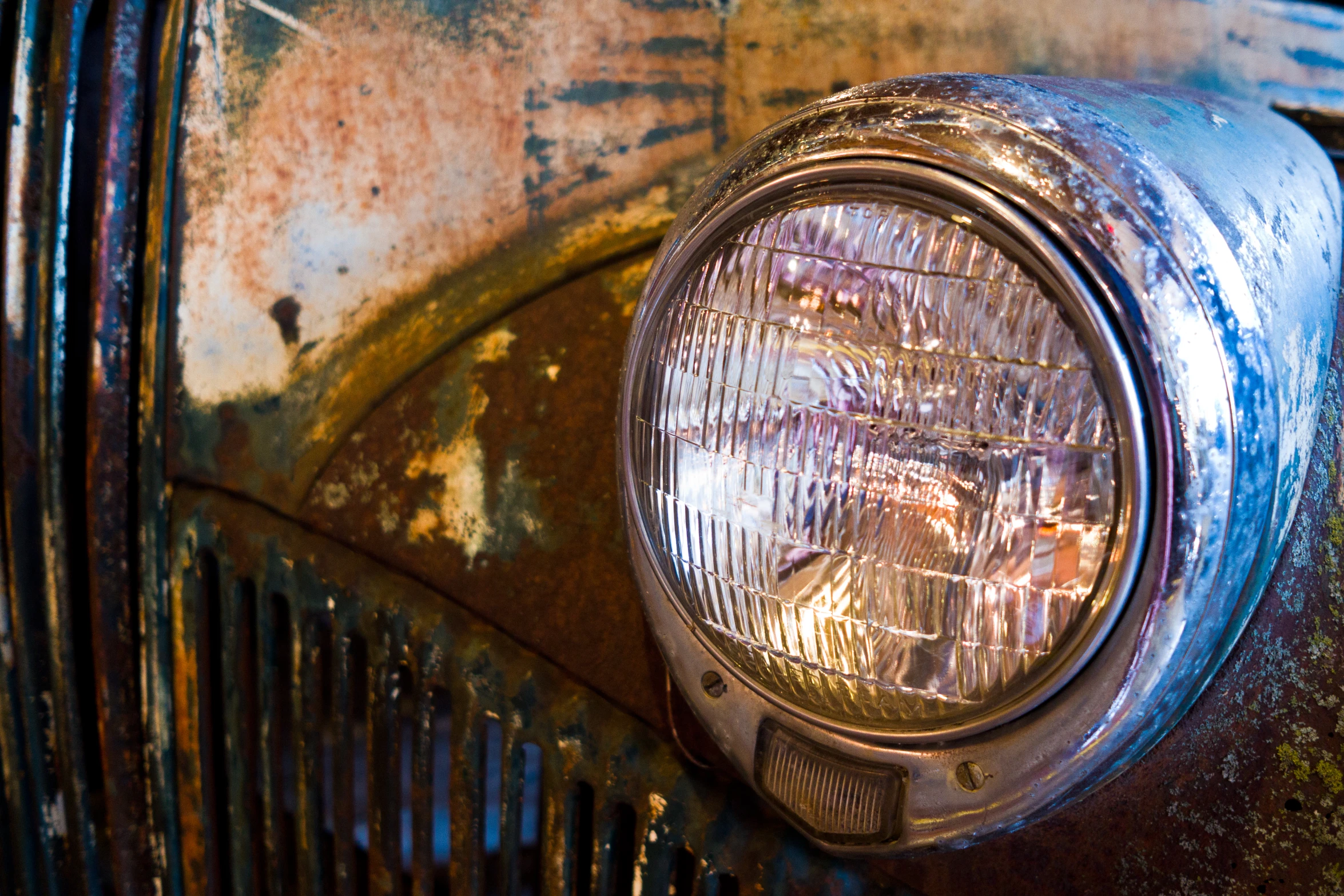 the front of an old car with a lamp on it