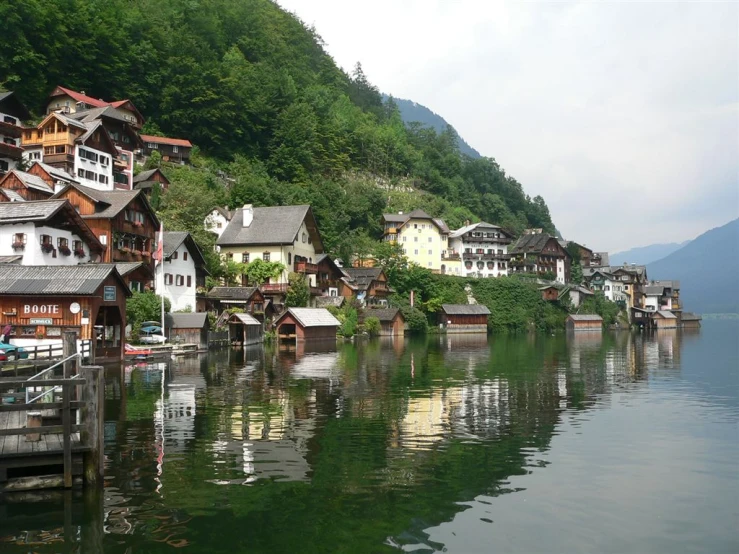 a bunch of houses sitting along a lake shore