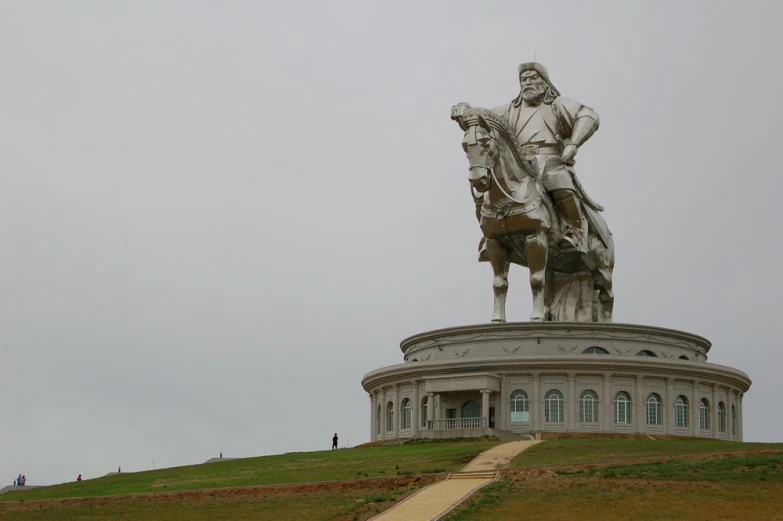 a big statue of a man on a horse is on the grass