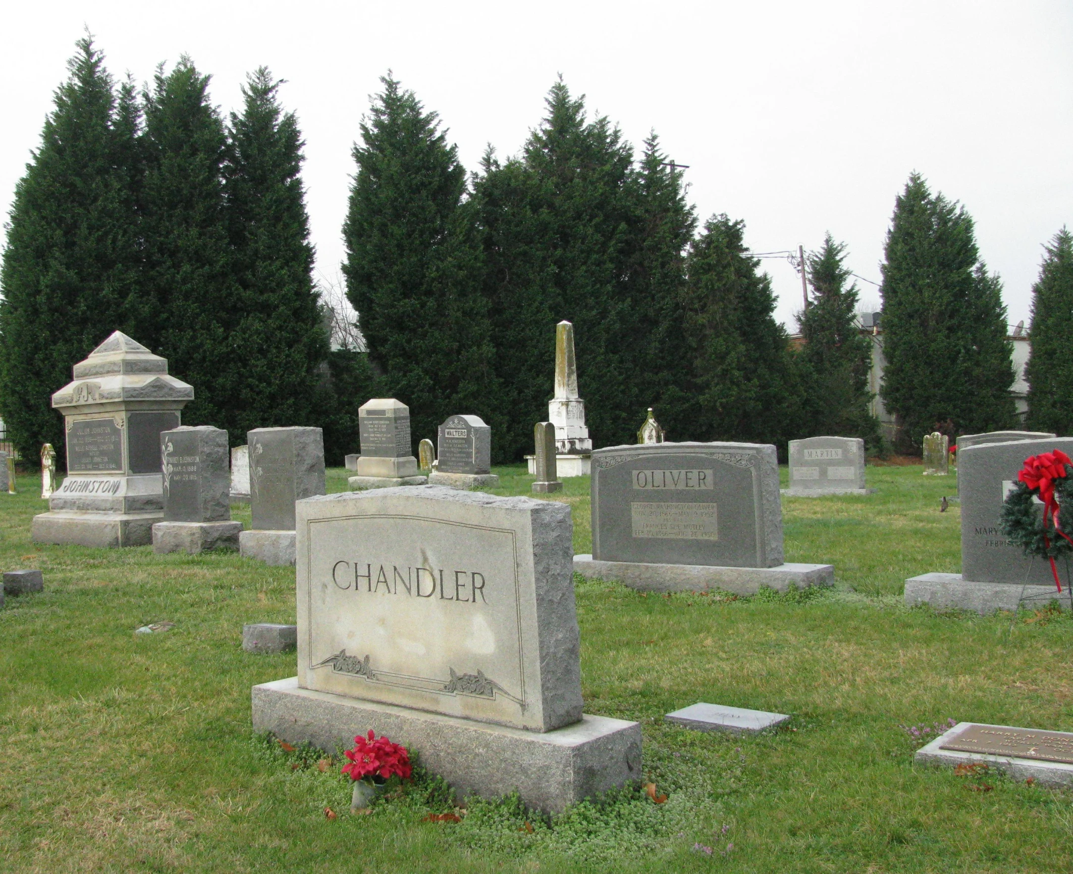 the headstone of several headstones at a cemetery