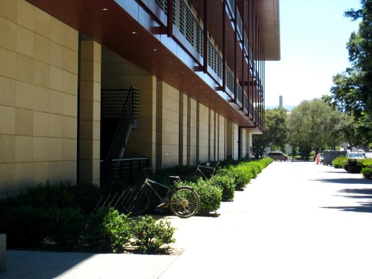 the sidewalk is very quiet as if in the building to get around