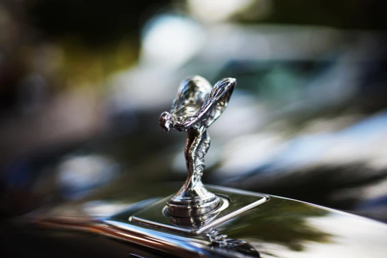 a picture of an old model car emblem