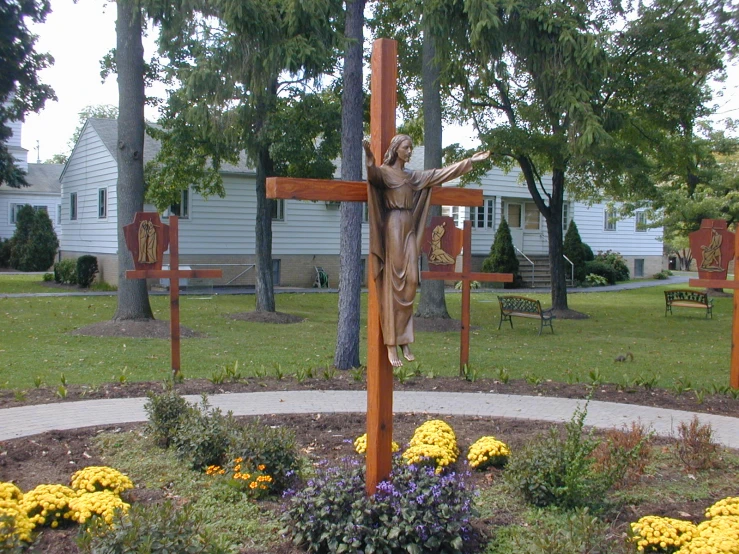 a statue of jesus on a cross in the yard