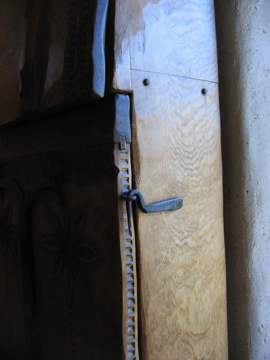 the side of a surfboard with a metal latch attached to it