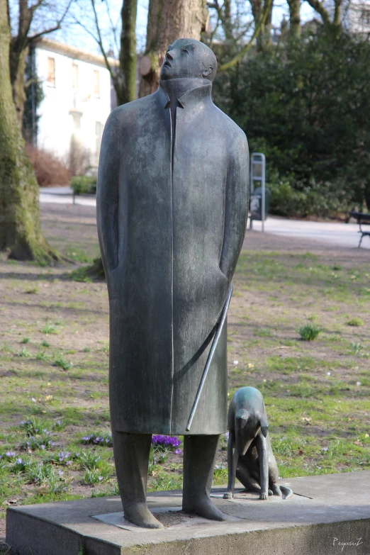 a gray statue sitting on top of a concrete box