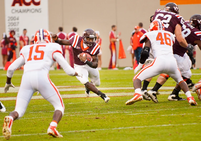 the football players are running on the field