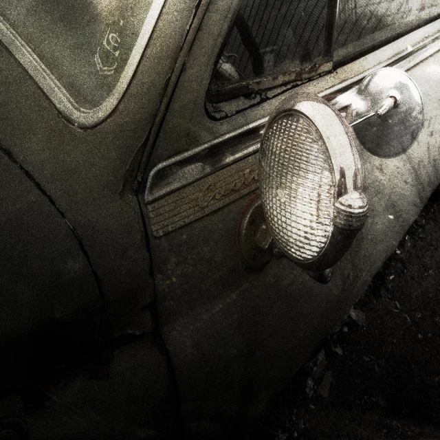 a very close up picture of the door of an old car