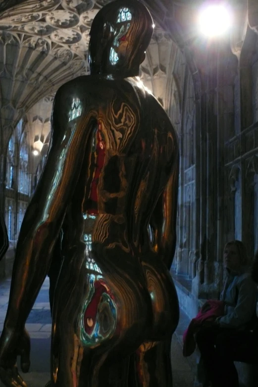 the woman statue is illuminated in the sunlight