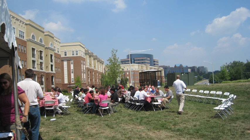 people are gathered around outside for dinner in the city