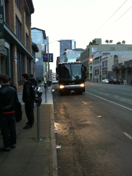 a bus pulls into a curb near the city